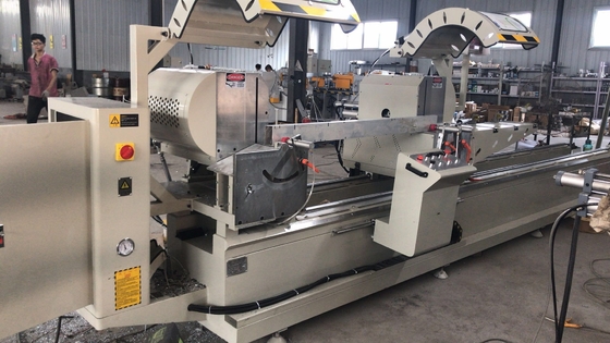 Cabeça do dobro da máquina da janela do CNC a auto UPVC eliminou considerou a escala da máquina 135x300mm fornecedor